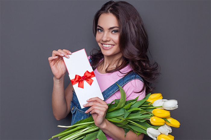 &laquo;Дарить с душой или с купюрой?&raquo;  &mdash; Что модно сегодня: традиционные подарки или конверт с деньгами?