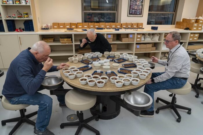 Существует команда дегустаторов кофе, которая устанавливают цены на него на мировом рынке 